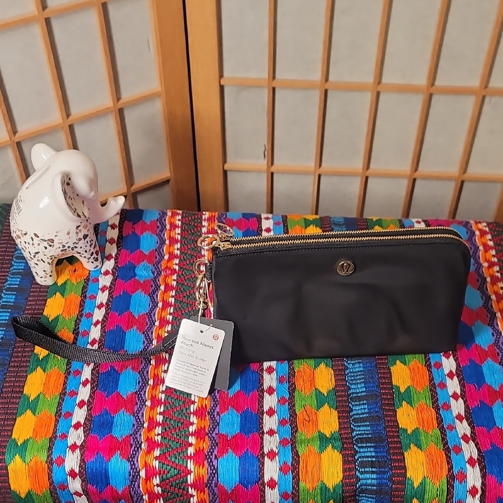 NEW LULULEMON Curved Wristlet Double Zipper Nylon